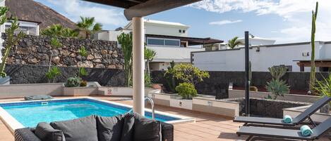 Piscine chauffée, chaises longues