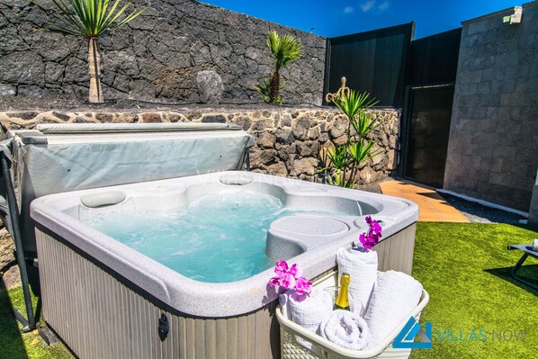 Banyera d'hidromassatge a l'aire lliure
