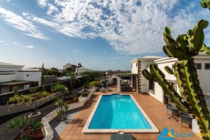 حمّام سباحة مُدفَّأ، مقاعد للتشمس