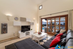 TV a schermo piatto, videogiochi, lettore DVD, impianto stereo