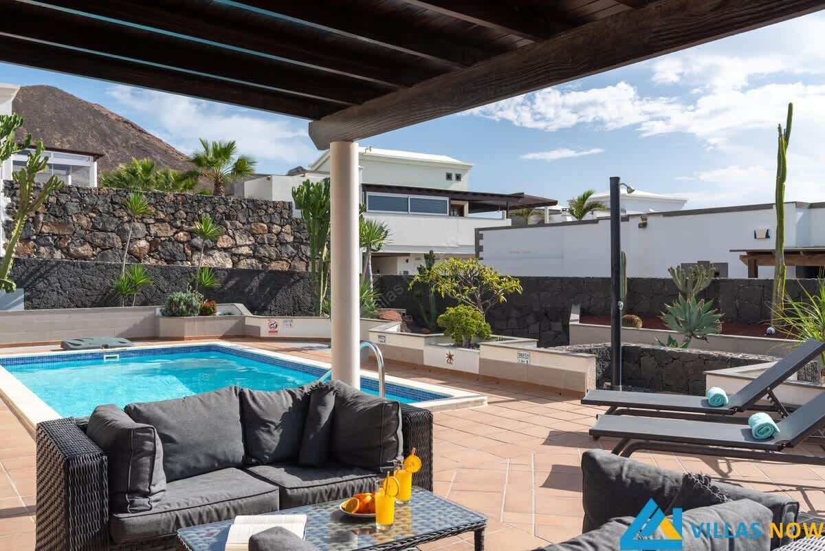 Piscine chauffée, chaises longues