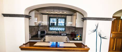 ثلاجة، ميكروويف، فرن، موقد طهي مسطح