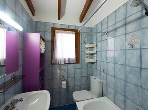 Bañera, secador de pelo y toallas