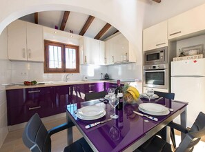 Fridge, microwave, oven, coffee/tea maker - Villa Neus - PlusHolidays (Calpe)