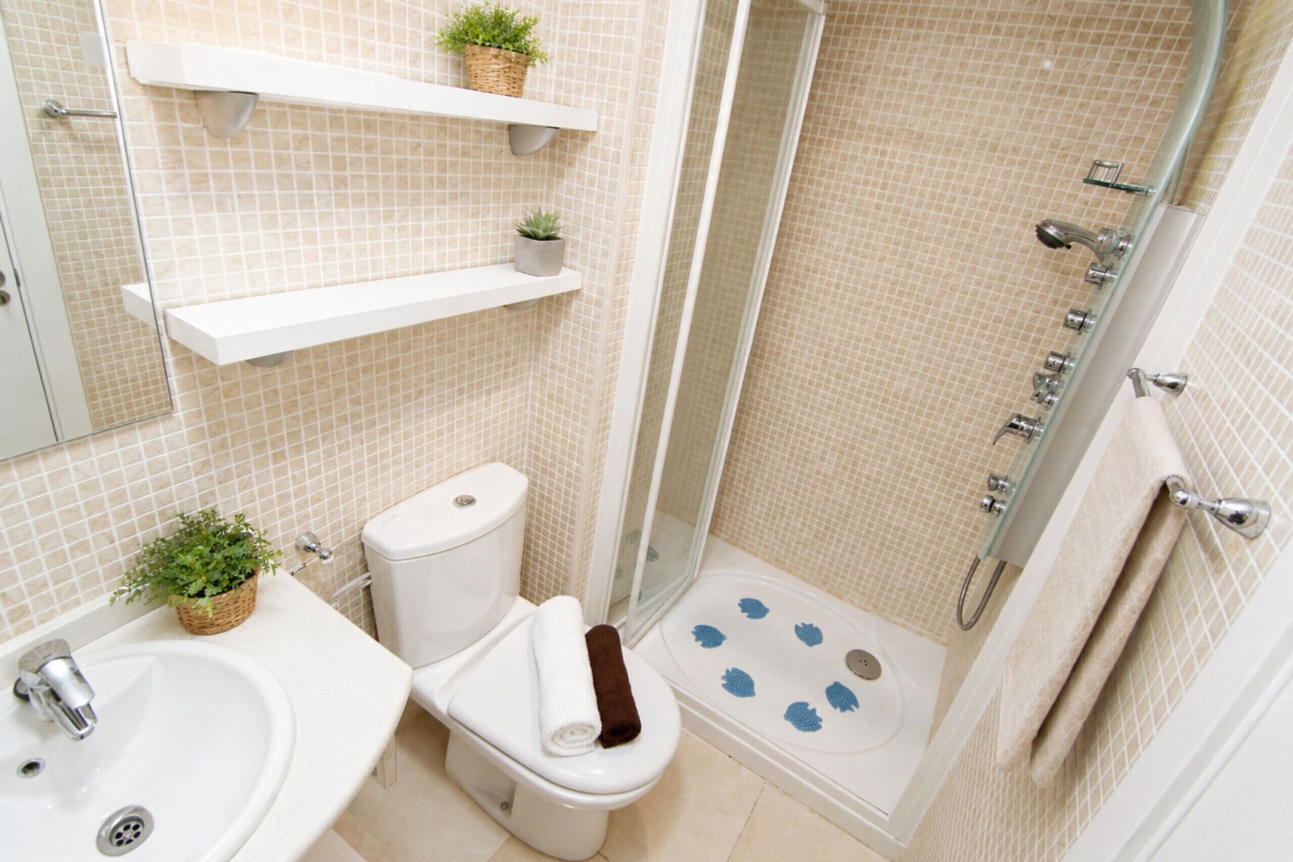 Bathtub, towels