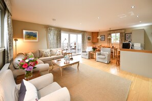 Smart-TV, Kamin, DVD-Player, Bücher