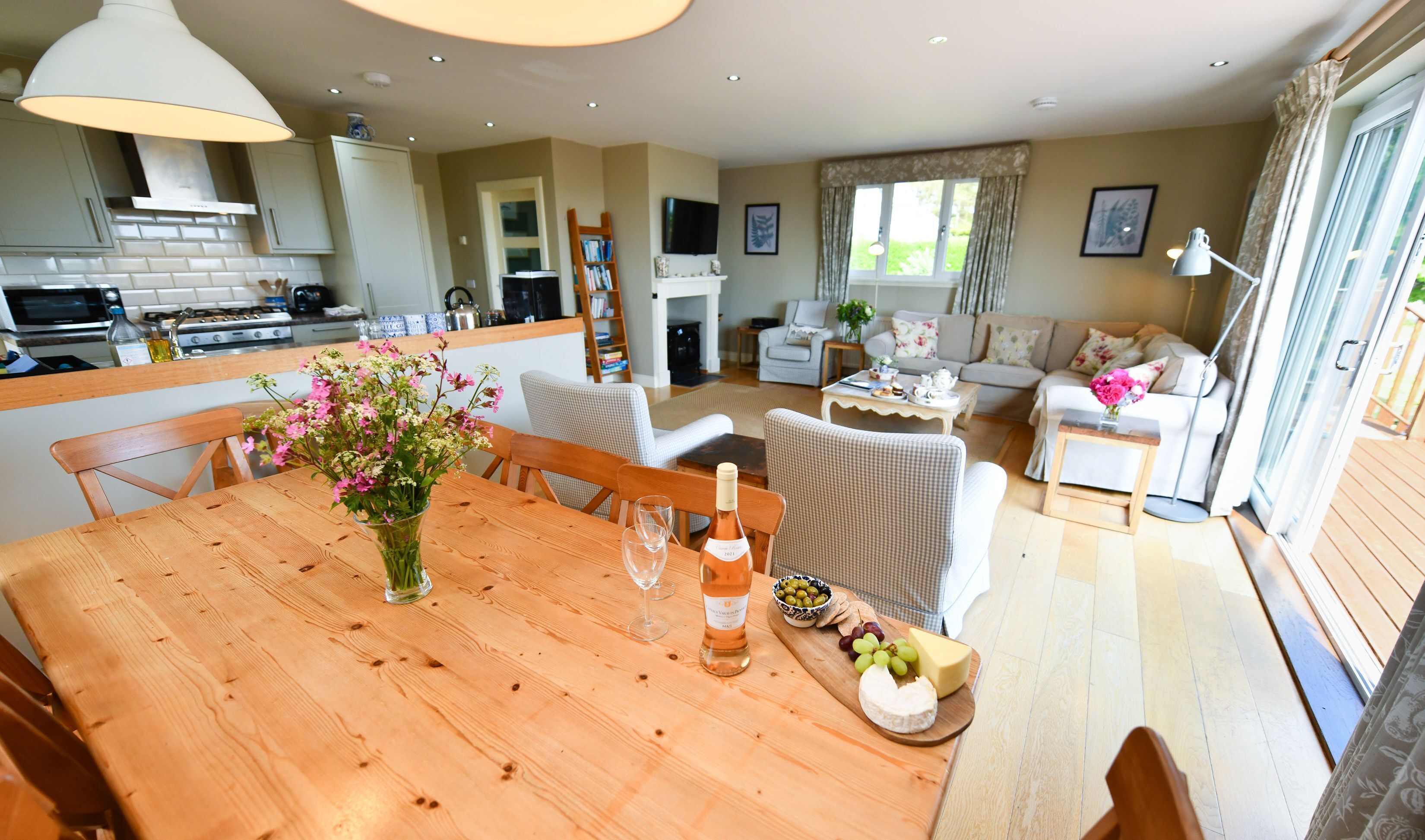 TV connectée, cheminée, lecteur de DVD, livres