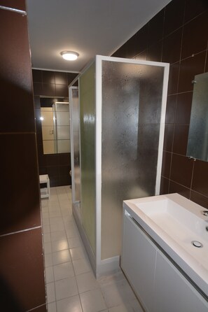Dusche, Haartrockner, Bidet, Handtücher