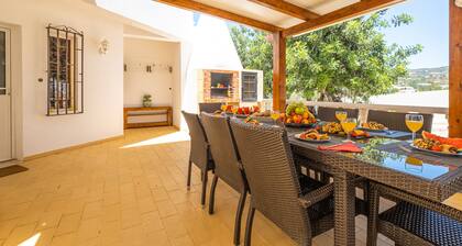 House w/ heatable pool & BBQ