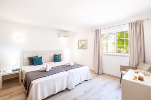 5 chambres, coffres-forts dans les chambres, fer et planche Ă repasser