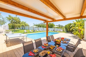 Piscine chauffée, chaises longues