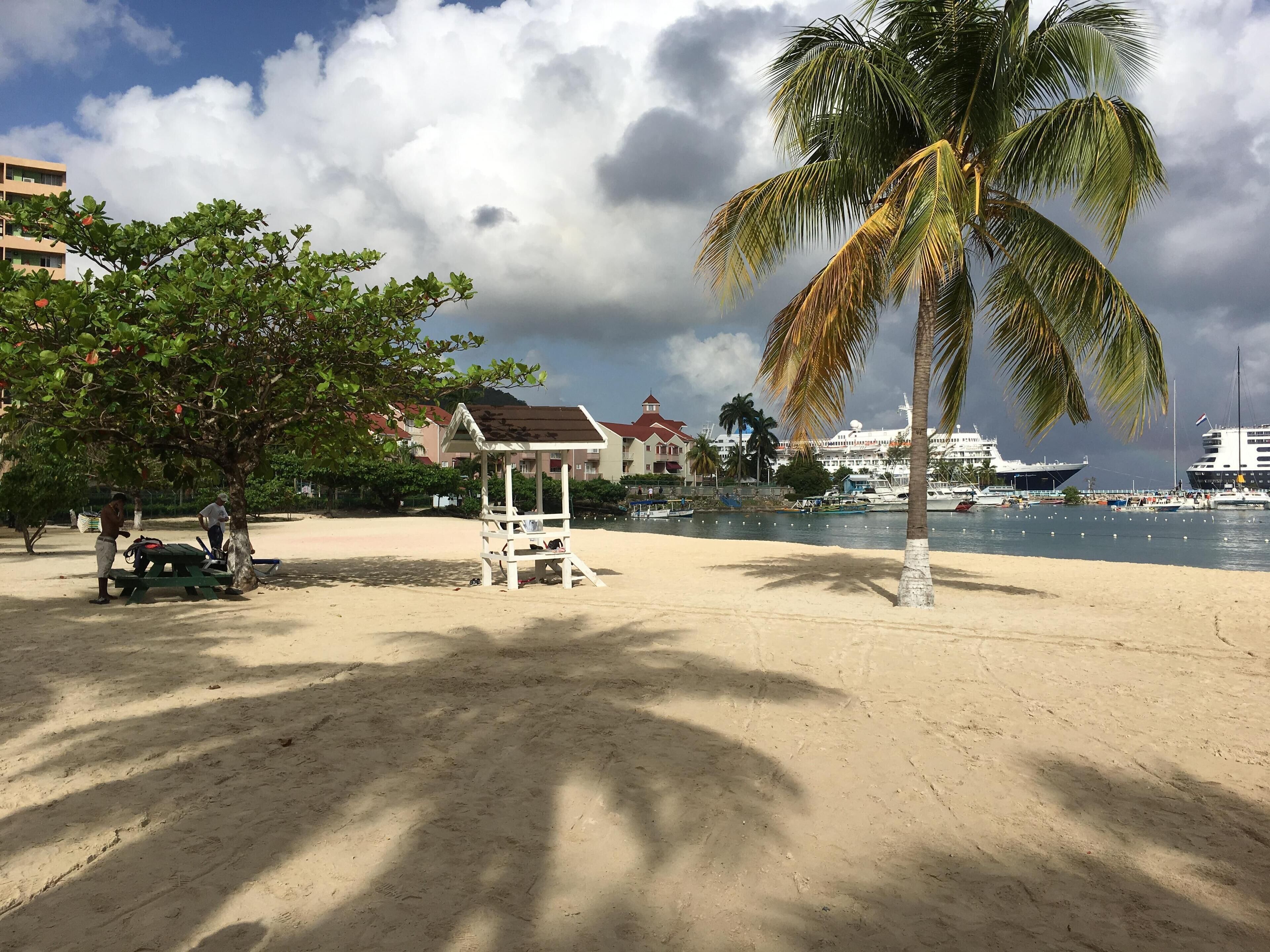 Una spiaggia nelle vicinanze, lettini da mare