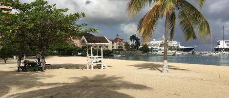 Nær stranden og solsenger