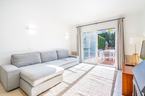 Televisie, een open haard en een tafeltennistafel