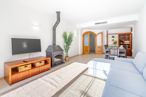 Televisión, chimenea y tenis de mesa 