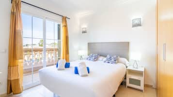 4 dormitoris, planxa i posts de planxar i un bressol de viatge