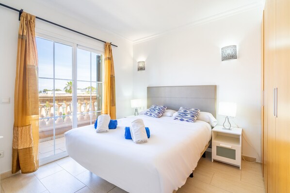 4 chambres, fer et planche à repasser, lit parapluie, Wi-Fi gratuit