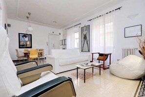 Una televisión, libros, un reproductor estéreo