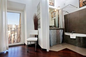 Combined shower/bathtub, hair dryer, bidet, towels