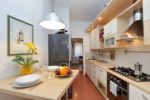 Frigorifero, microonde, forno, piano cottura