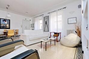 TV, libri, impianto stereo