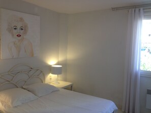 4 chambres, coffre-fort, fer et planche à repasser, lit de bébé portatif