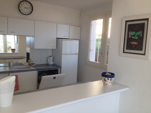 Fridge, microwave, oven, stovetop - Ground floor south-facing villa (Valras-Plage)