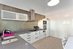 ثلاجة، ميكروويف، فرن، موقد طهي مسطح