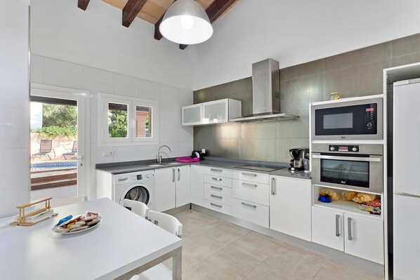 ثلاجة، ميكرو ويف، فرن، موقد طهي مسطح