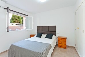 4 chambres, fer et planche à repasser, lit parapluie, Wi-Fi gratuit