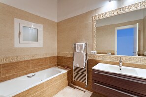 أحواض استحمام، مجففات شعر، مناشف، ورق حمّام