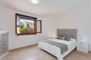 4 عدّة غرف نوم ومكواة/لوح كي وسرير سفر وواي فاي مجانًا