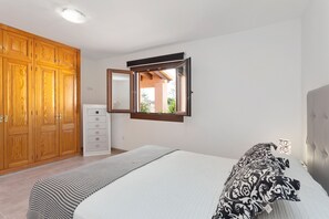 4 chambres, fer et planche à repasser, lit parapluie, Wi-Fi gratuit