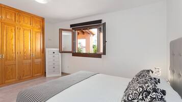 4 bedrooms, iron/ironing board, travel crib, free WiFi