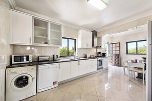 Jääkaappi, mikroaaltouuni, uuni, astianpesukone