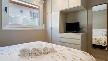 2 slaapkamers, een strijkplank/strijkijzer, internet, beddengoed