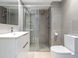 Badekar, hårtørrer, håndklæder