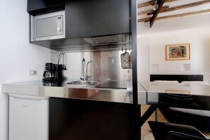 Een koelkast, een magnetron, een oven, een kookplaat