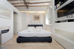 1 slaapkamer, een strijkplank/strijkijzer, gratis wifi, beddengoed