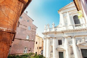 Un edificio histórico con arquitectura clásica, que incluye columnas y estatuas.