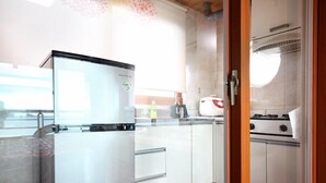 家庭房 | 私人简易厨房 | 大冰箱、公用微波炉、电热水壶、电饭煲