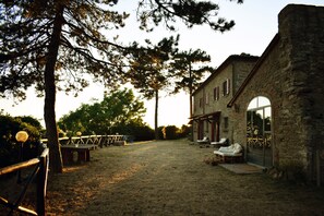 Property grounds - La Fattoria, a farmhouse in Cortona with a panoramic view of Lake Trasimeno  (Cortona)