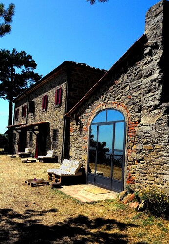 La Fattoria, a farmhouse in Cortona with a panoramic view of Lake Trasimeno 
