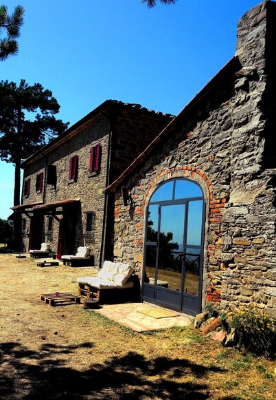 La Fattoria, a farmhouse in Cortona with a panoramic view of Lake Trasimeno 