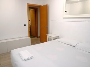 2 bedrooms, iron/ironing board, Internet, bed sheets