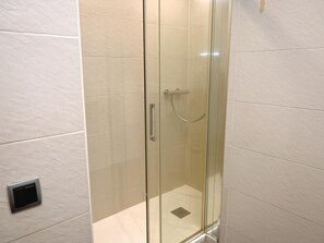 Ducha, secador de pelo y toallas