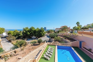 A residential area with a swimming pool, a view of the sea, and a rocky landscape. - Villa Amanda - Plusholidays (Calpe)
