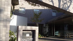 Ein modernes Gebäude mit einem Schild für 'Hotel Lake Land HIKONE'.