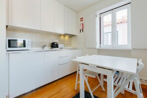 Fridge, microwave, coffee/tea maker, electric kettle - RENT4REST LISBON DOWNTOWN TINY DUPLEX APARTMENT (Lisboa ciudad)