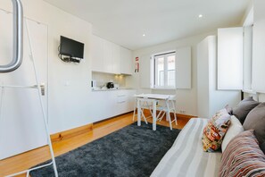 Smart TV - RENT4REST LISBON DOWNTOWN TINY DUPLEX APARTMENT (Lisboa ciudad)